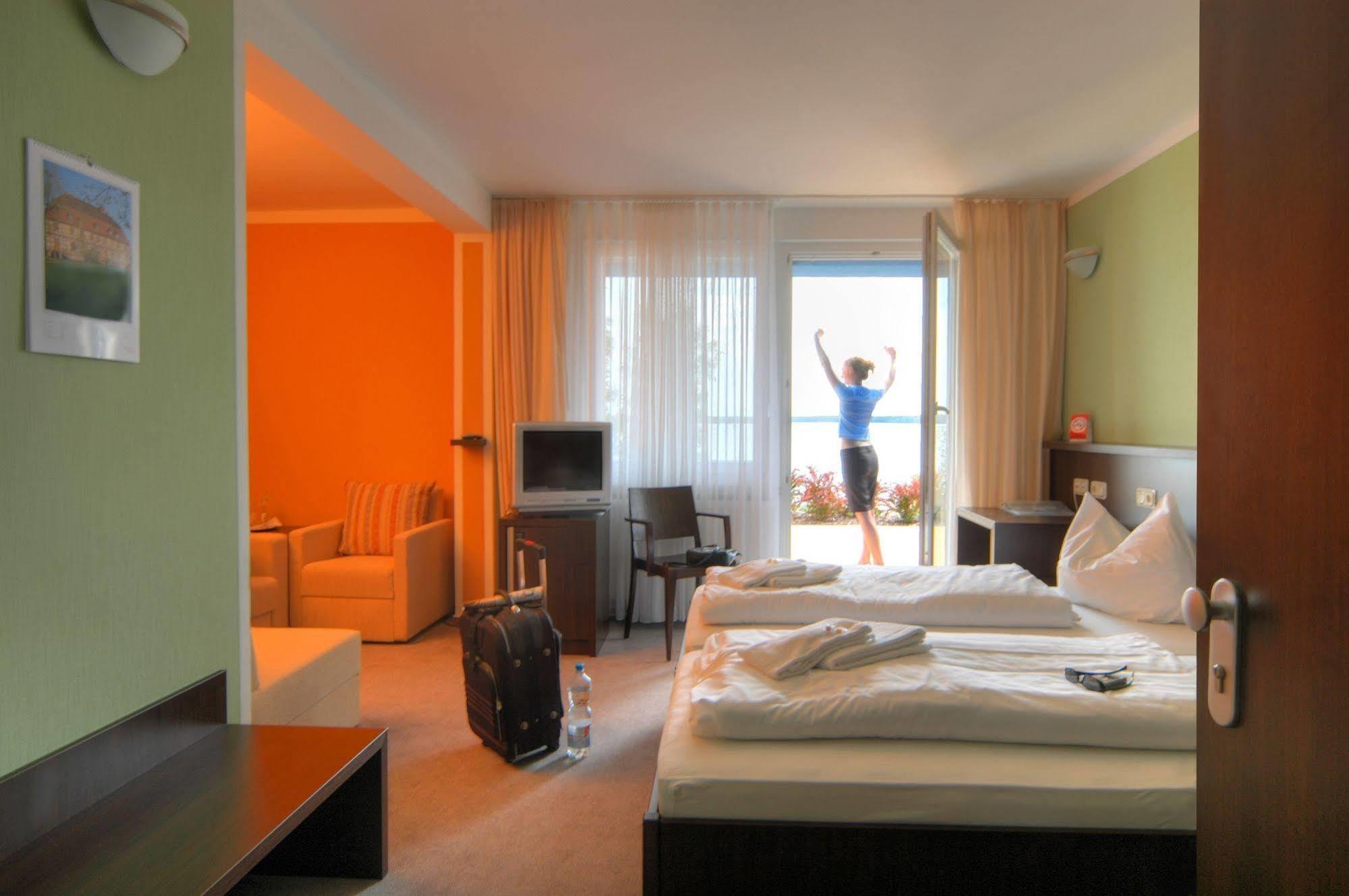 Strandhotel Senftenberger See エクステリア 写真